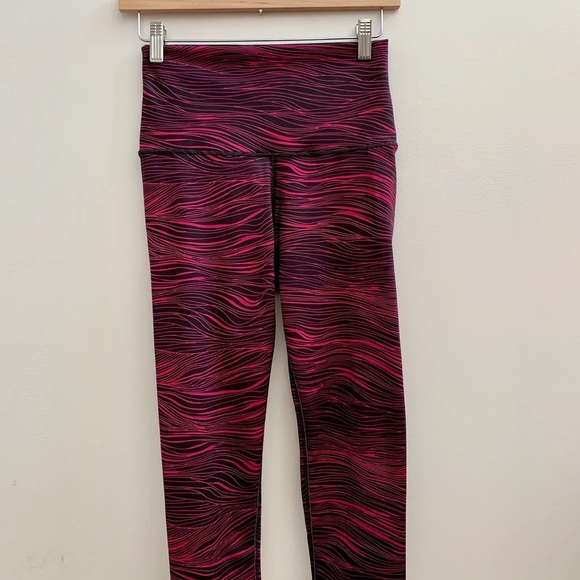 LULULEMON WUNDER UNDER CROP - Picture 2 of 3